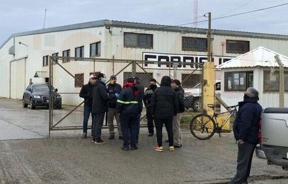 Flexibilización laboral: el Gobierno avanza en un proyecto que entierra las paritarias libres por “salarios dinámicos según mérito”, anula las indemnizaciones e impone jornadas de hasta 12 horas de trabajo