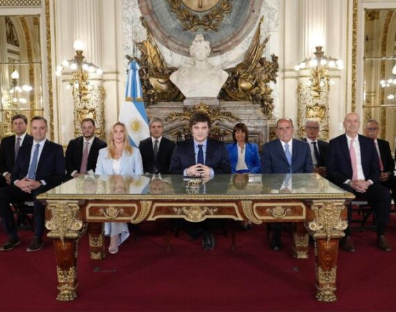 Más parecido a un discurso de campaña que a un balance de gestión, Milei se refirió a un país que no existe y lanzó una amenaza: «Súbanse al tren del progreso o serán arrollados»