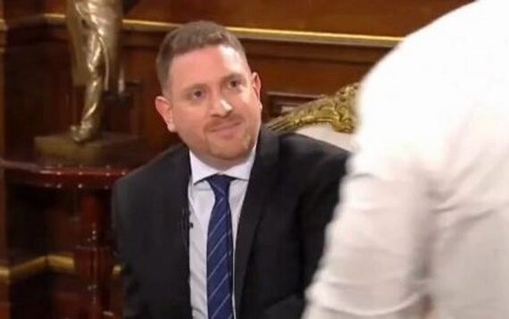 Con su credibilidad destrozada, el periodista/operador de TN Jonatan Viale pidió disculpas y dijo: «mi error es que me faltó firmeza para mandarlo a la mierda a Santiago Caputo»