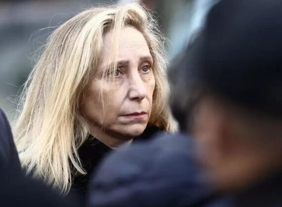 En medio del escándalo por estafa y cobros de coimas para reunirse con su hermano Presidente, Karina Milei fue a un acto “libertario” en Villa Urquiza y los vecinos la recibieron con un cacerolazo