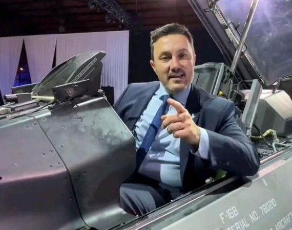 Circo sin pan: El Gobierno presentó un avión F-16 que costó USD 15 millones y no vuela