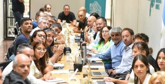 Gestión Kicillof: el Gobierno bonaerense acordó aumento salarial del 9% para todos los trabajadores estatales, incluida la Policía Bonaerense (Milei ofreció 2,7% a empleados públicos nacionales)