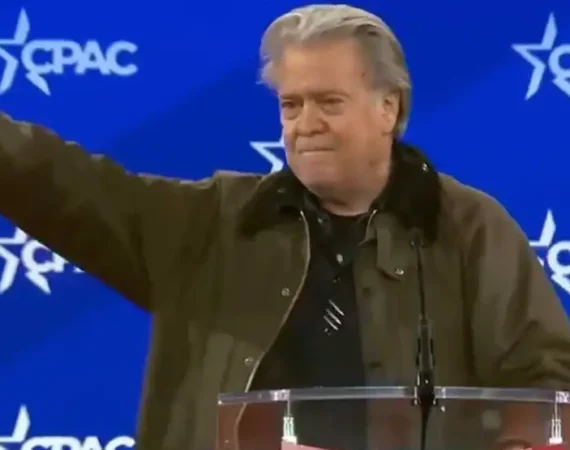 El ex asesor de Trump, Steve Bannon, hizo el saludo nazi en la conferencia de ultraderecha donde participó Javier Milei