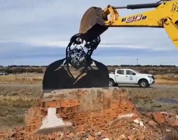 Batalla “cultural” a martillazos: El Gobierno pretende borrar la Historia y destruye un monumento a Osvaldo Bayer en Santa Cruz