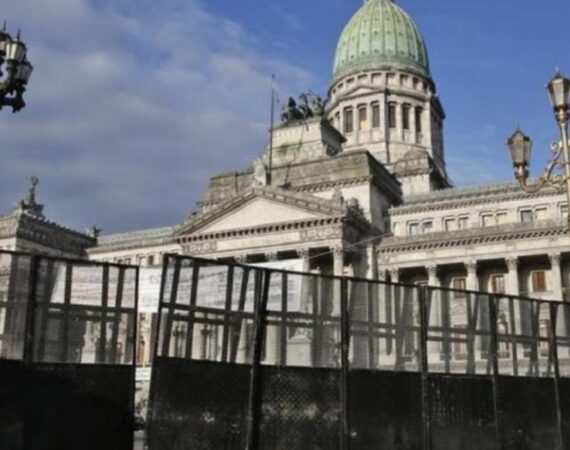 En medio de una ola de despidos y suspensiones, comienzan las sesiones extraordinarias en el Congreso: el Gobierno busca aprobar la reforma laboral precarizadora, el régimen penal juvenil y la desprotección de glaciares
