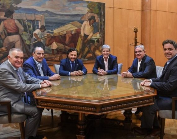Luego de que Cristina Fernández de Kirchner llamara a rechazar el acuerdo con el FMI, el Gobierno exhibió foto con tres gobernadores PJ