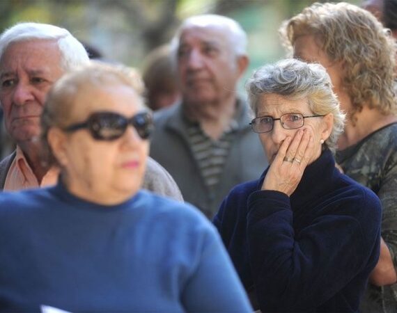 Un Gobierno fuerte con los débiles: 243.000 personas no van a poder jubilarse en 2025 y dieron de baja el Monotributo Social a más de 400.000 personas