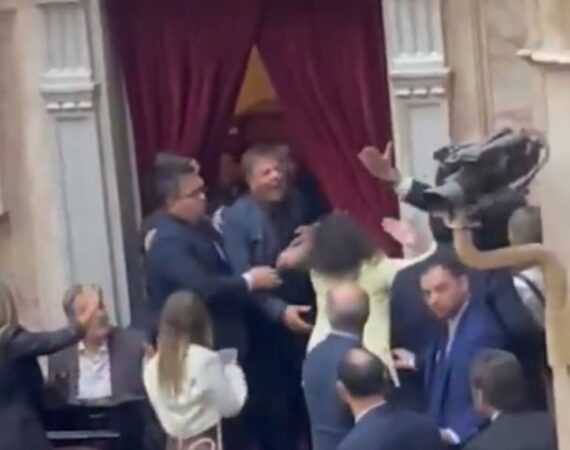 Vergonzosa sesión en Diputados con diputados barras bravas libertarios y el titular de la Cámara huyendo a lo Menem para evitar que Milei sea investigado por la estafa cripto