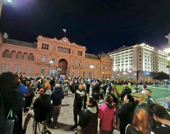 Se perdió el miedo: cientos se movilizaron a Plaza de Mayo tras la salvaje represión en Congreso, la jueza Andrada ordenó la liberación de todos los detenidos y se espera que la CGT avance en una medida concreta