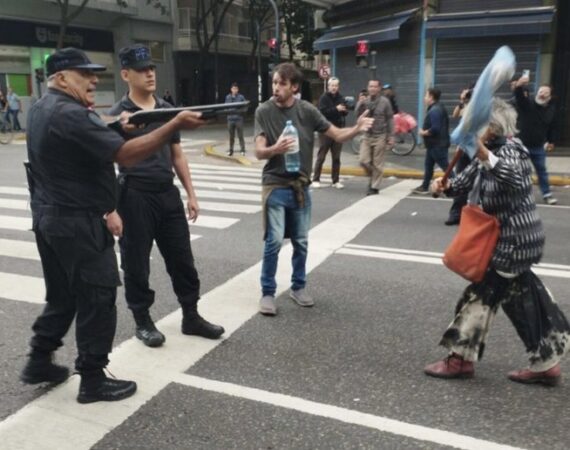 Cinismo al palo: desde el Gobierno dicen que la protesta por los jubilados fue «una especie de golpe de Estado» y entre los detenidos había dos menores de 12 y 14 años