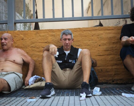 Policías y gendarmes volvieron a reprimir y golpear a jubilados frente al Congreso