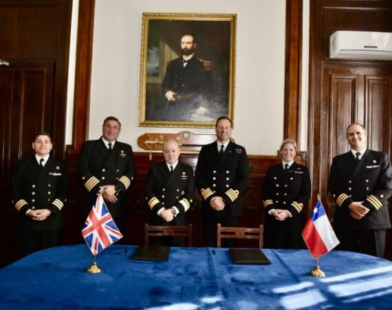 La Armada de Chile firmó acuerdos con el Reino Unido de la Gran Bretaña para desarrollar la industria naval