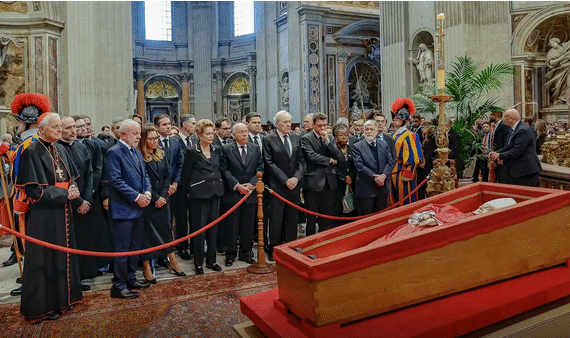 Milei llegó a Roma pero no fue a despedir al papa Francisco en la Basílica de San Pedro, Lula da Silva y Emmanuel Macron sí lo hicieron