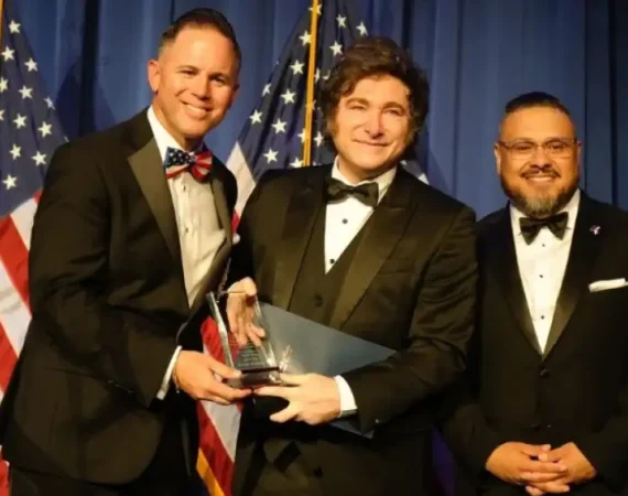 Premio al latino más cipayo: sin foto con Trump, Milei anunció que readecuará la normativa argentina para atenuar el impacto del 10% de aranceles que EEUU impuso a productos argentinos