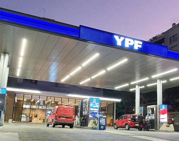 Guerra comercial: tras la baja global del 15% del petróleo, YPF anunció que los combustibles se retrotraen 4% en mayo cuando aumenta el valor del transporte público