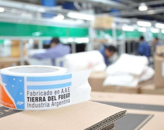 En campaña, el candidato y vocero Adorni anunció la decisión del Gobierno nacional de eliminar aranceles para importar celulares y el gobernador de Tierra del Fuego le salió al cruce: «Es un golpe muy duro para la industria»