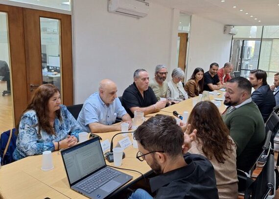 En Provincia las paritarias no se pisan: gremios estatales aceptaron el aumento del 10% en dos tramos que ofreció Kicillof