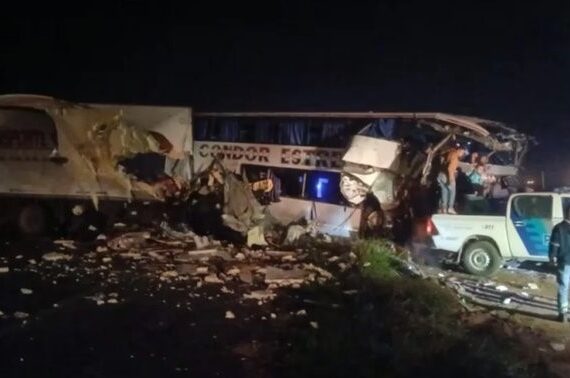 Trágico choque entre un camión y un micro en la Ruta 3, a la altura de San Miguel del Monte: al menos cuatro muertos