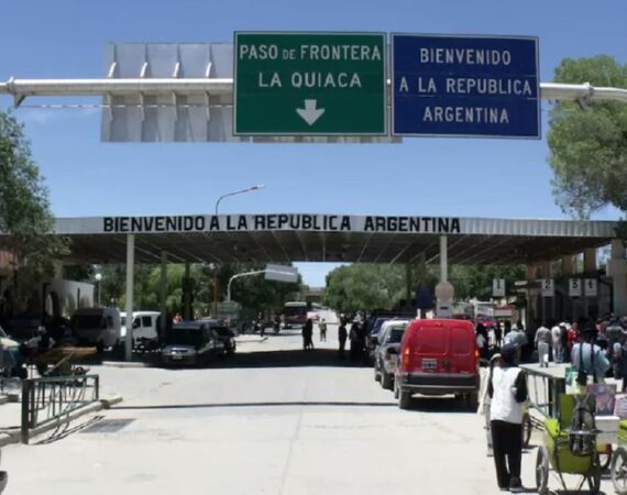 Como un Trump pigmeo: el Gobierno modificó la ley de Migraciones por decreto, habilita cobro en salud y universidades, restringe ciudadanía y endurece deportaciones