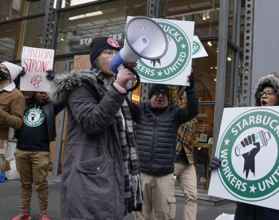Huelga de trabajadores de Starbucks en Estados Unidos por nuevo código de vestimenta