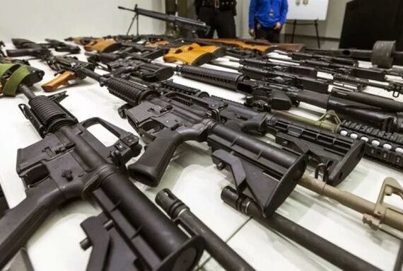 Copiar lo peor de los yanquis: por decreto, el Gobierno de Milei habilitó la compra y tenencia de armas semiautomáticas para civiles