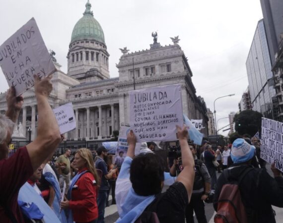 Contra el ajuste y por una vida digna: jubilados, gremios y movimientos sociales marchan al Congreso y al Ministerio de Desregulación