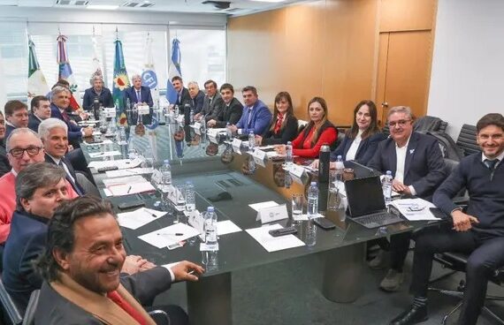 Milei cada vez más solo: los 23 gobernadores y el jefe de Gobierno avanzan en un proyecto de ley para que Nación redistribuya fondos e impuesto a los combustibles