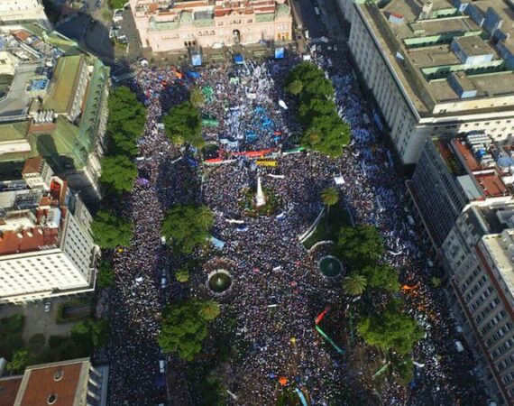 Despertaron al gigante: el peronismo de varios puntos del pais se moviliza a Plaza de Mayo por la democracia y en apoyo a Cristina, Gendarmería requisa micros en todos los accesos a Buenos Aires