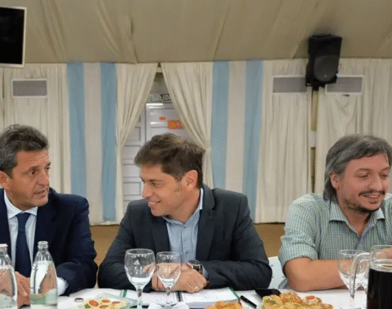 El peronismo se une para frenar la motosierra destructiva de Milei: Axel Kicillof, Sergio Massa y Máximo Kirchner se reunieron en La Plata junto a intendentes