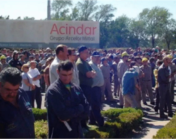 La «motosierra» de Milei: Acindar suspende a más de 500 trabajadores, cerró la textil Mauro Sergio despidiendo a 150 trabajadores y cayó 9% la producción de acero