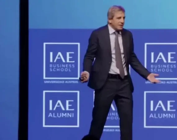 Argentina es una timba para pocos: “Comprá, no te la pierdas campeón”, dijo  el ministro de Eocnomía Caputo sobre el dólar barato en la Universidad Austral