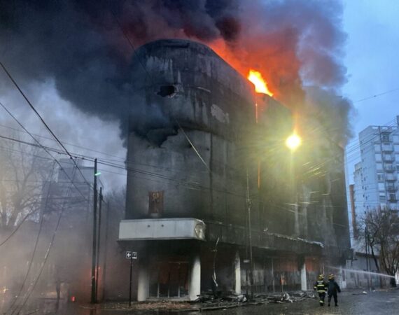 Explosiones, llamas y un derrumbe en pleno centro de La Plata: colapsó un depósito de electrodomésticos y hay evacuados