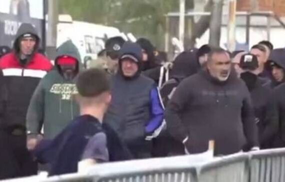 Silencio total de Patricia Bullrich y Sebastián Pareja  por la presencia de decenas de barrabravas en el acto de cierre de campaña de La Libertad Avanza en Moreno