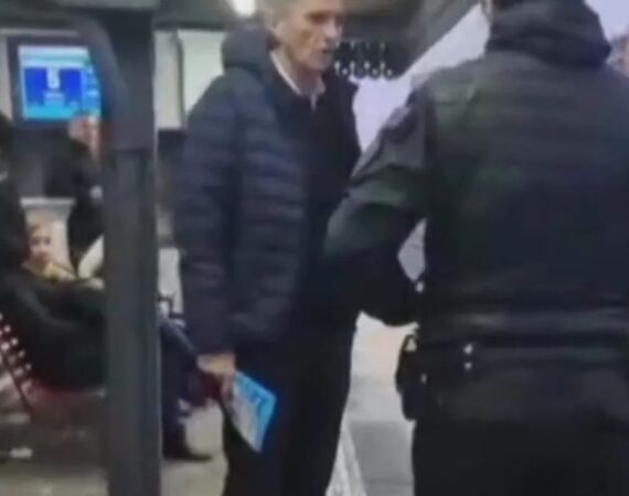 MUY GRAVE: La Policía Federal intentó prohibir a Gabriel Katopodis que reparta volantes en la estación de tren de Tres de Febrero
