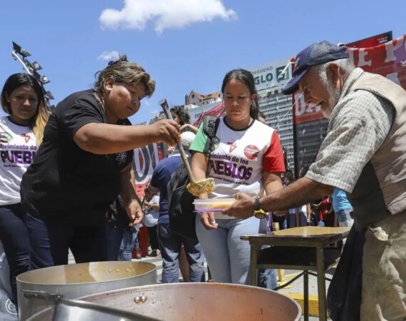 Bajo la consigna “sin trabajo, solo hay hambre y narcotráfico”, organizaciones sociales realizan ollas populares en el Obelisco y en todo el país 