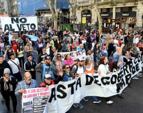 En plena crisis, Milei inicia una semana turbulenta en la que espera nuevas derrotas políticas y grandes movilizaciones por salud y educación