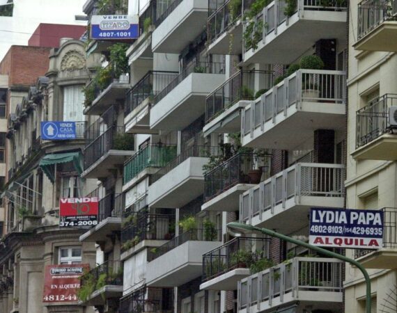 Desde que se derogó la Ley de Alquileres los precios escalaron más de 360%: uno de cada tres hogares debió sumar otro empleo para cubrir el alquiler