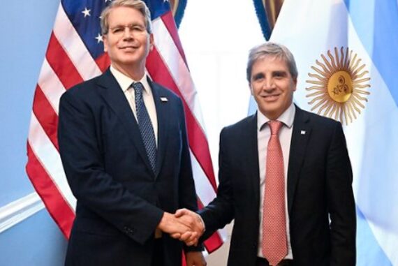 Hace cuatro días que Caputo está en EEUU a la espera de un anuncio en plena crisis y el Banco Mundial recortó a 4,6% la previsión de crecimiento para la Argentina este año