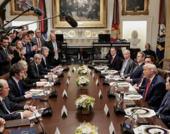 “Si pierde las elecciones, no seremos generosos”: Trump le bajó a Milei la reunión a solas en el Salón Oval y en plena caída de su imagen, supeditó su «rescate» económico al resultado de las elecciones del 26 de octubre