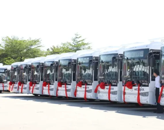 Festival de importaciones y alerta roja en la industria nacional: empresa líder del transporte compró 150 colectivos a China