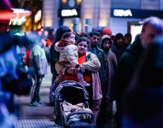El sueño eterno por ser «clase media»: una familia tipo con vivienda propia necesitó $2.036.155 para no quedar bajo el umbral de la pobreza en CABA