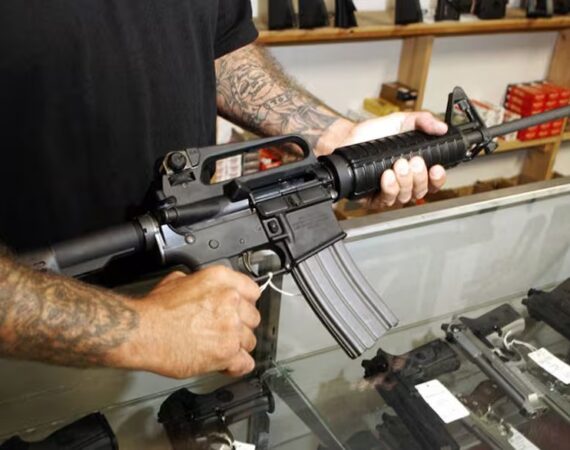 Copiando lo peor de Estados Unidos: el Gobierno habilitó a civiles la compra de fusiles, semiautomáticos y subametralladoras de asalto