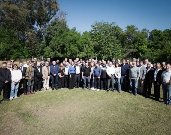 Los casi 50 intendentes peronistas del Movimiento Derecho al Futuro afirmaron que Kicillof será “el protagonista de la reconstrucción” de cara al futuro