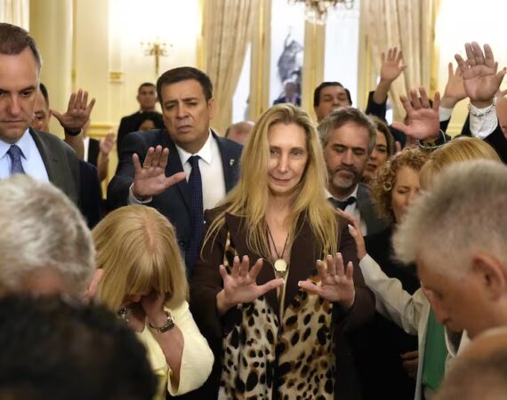 El Reino mesiánico de Milei: fue bendecido por pastores evangélicos en Casa Rosada y dijo que la victoria en provincia de Buenos Aires fue por “intervención divina”