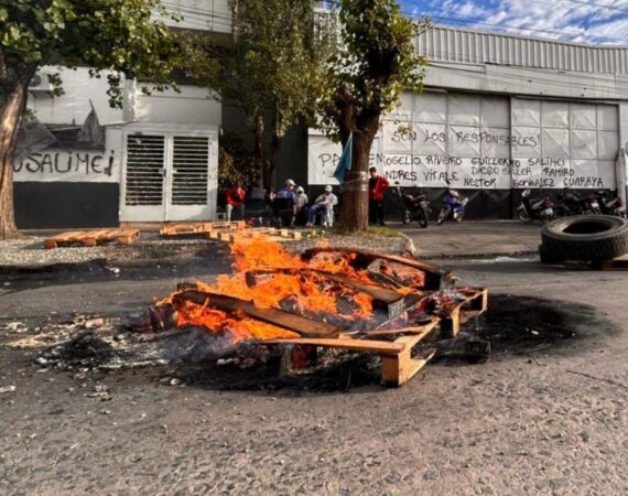 Villa Gobernador Gálvez: trabajadores toman el frigórifico Euro en reclamo de sueldos atrasado y reincorporación de despedidos