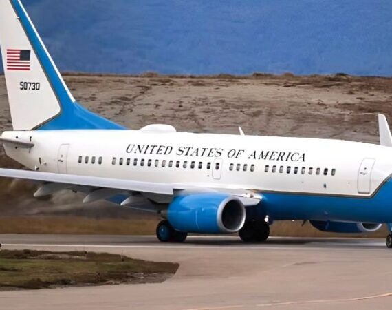 Tras la intervención del puerto aterrizó en Ushuaia un avión militar de Estados Unidos: ¿Argentina pagó su ingreso al «Consejo de Paz» lanzado por Trump ofreciendo el control del puerto argentino más cercano a Malvinas y a la Antártida?