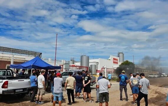 Cierre de empresas alimenticias en el país de la comida: Lácteos Verónica pagará solo el 50% de los salarios durante 60 días y peligran 700 empleos