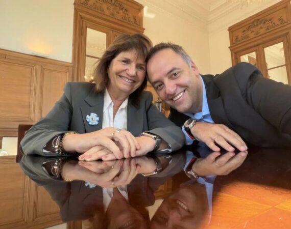 Las “Abuedornis” de Adorni: el fiscal Pollicita citó a declarar a las cuatro mujeres que le “prestaron” USD 300 mil al Jefe de Gabinete/vocero para comprar departamentos