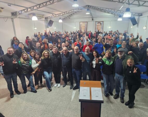 Masivo acto en Morón: trabajadores de más de 40 gremios homenajearon a las víctimas del bombardeo del 16 de junio de 1955