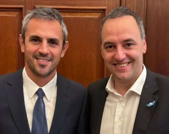 La importancia de tener un amigo radical y otro macrista: el corrupto Adorni gana tiempo mientras finge ejercer su cargo y cae su interpelación en Diputados